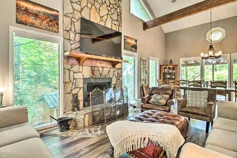 Creekside Retreat - Mins to Slopes & Trails! Haus in Maggie Valley