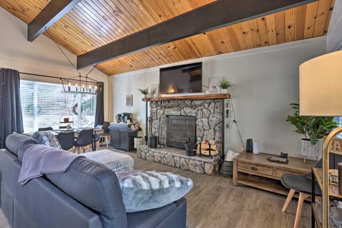 Modern Cabin w/ Game Room & Deck, Near Skiing House in Running Springs