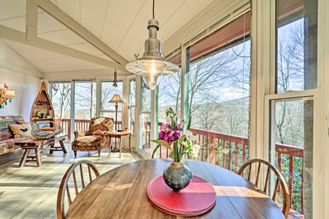 Mountain Treehouse: A Unique Hilltop Hideaway Cottage in Beech Mountain