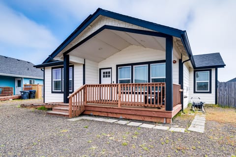Hot Tub: Modern Ocean Shores Home, 2 Mi to Beach! House in Ocean Shores