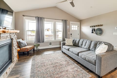 Hot Tub: Modern Ocean Shores Home, 2 Mi to Beach! House in Ocean Shores