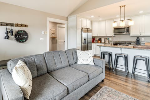 Hot Tub: Modern Ocean Shores Home, 2 Mi to Beach! House in Ocean Shores