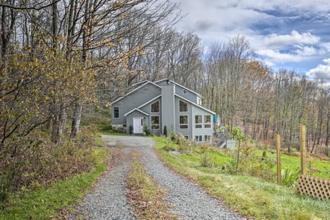 Unique Catskills Hideaway - Walk to Lake Jeff House in Jeffersonville