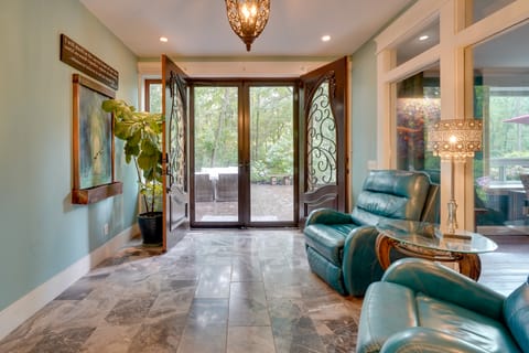 Large Family Home w/ Patios, Gas Grill + Fire Pit! House in Ohio