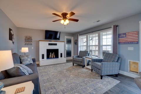 Table Rock Lake Home - Fire Pit & Lake Views! House in Table Rock Lake