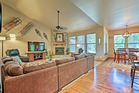 Spacious Sunriver Home w/ Hot Tub & Gas Grill House in Sunriver