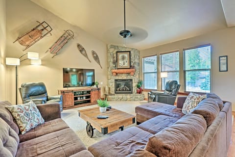 Spacious Sunriver Home w/ Hot Tub & Gas Grill House in Sunriver