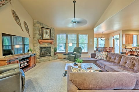 Spacious Sunriver Home w/ Hot Tub & Gas Grill House in Sunriver