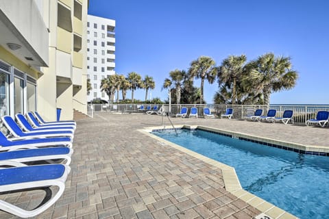 Ocean-View Escape: North Myrtle Beach Resort Condo Appartement in Atlantic Beach