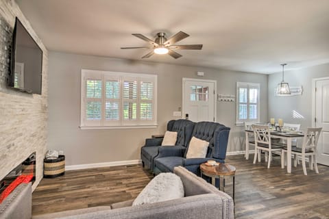 Step-Free Home w/ Fire Pit - 3 Miles to USC! Maison in Columbia