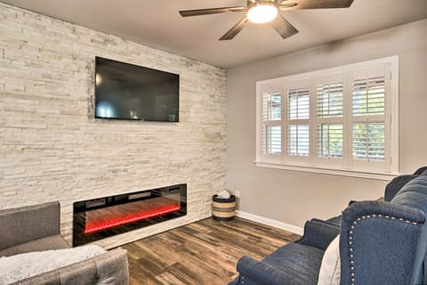 Step-Free Home w/ Fire Pit - 3 Miles to USC! Haus in Columbia
