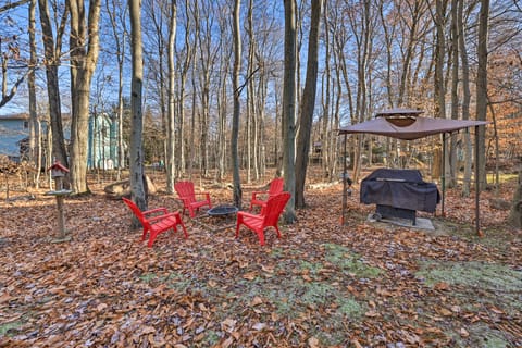 Modern Poconos Gem w/ Fire Pit, Deck & Pool Access House in Coolbaugh Township