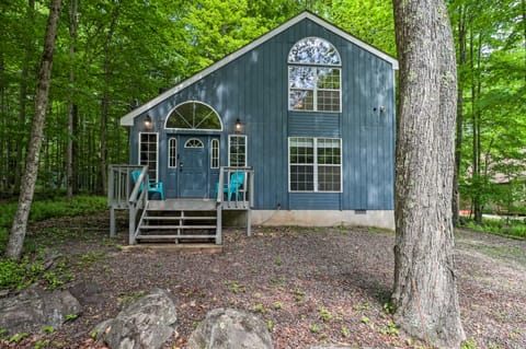 4-Season Poconos Getaway with Community Perks! Cottage in Coolbaugh Township