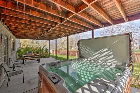 Outdoor Enthusiasts' Retreat w/ Hot Tub, Deck Casa in Lander
