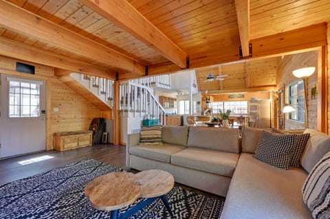 A-Frame Munds Park Retreat with Gas Grill & A/C! Maison in Munds Park