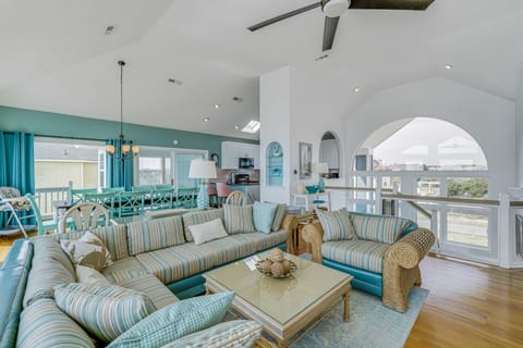 Grand Seaside Escape w/ Direct Beach Access! House in Corolla