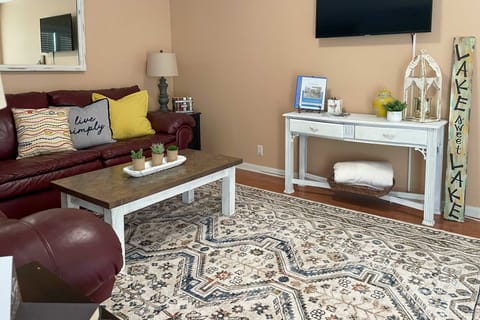 Townhome on Lake Desoto: Deck + Water Views! Apartment in Garland County