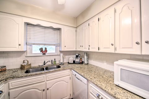 Townhome on Lake Desoto: Deck + Water Views! Apartment in Garland County