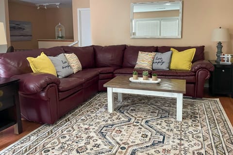 Townhome on Lake Desoto: Deck + Water Views! Apartment in Garland County