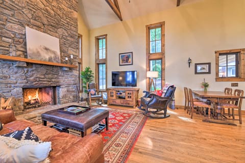 ‘Eagle View Lodge’  - Luxury Home with Hot Tub! House in Waynesville