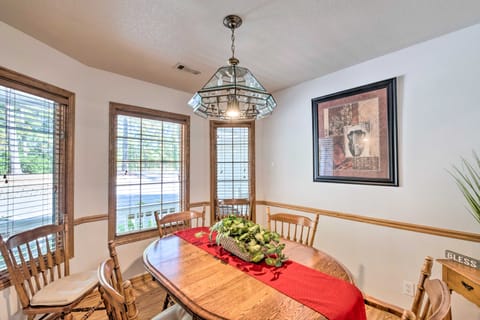 Beautiful Ozark Oasis w/ Deck: Walk to Beaver Lake House in Beaver Lake