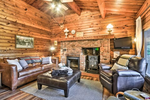 Cozy Mt Hood Cabin w/ Fire Pit - Hike, Ski & Golf! House in Welches