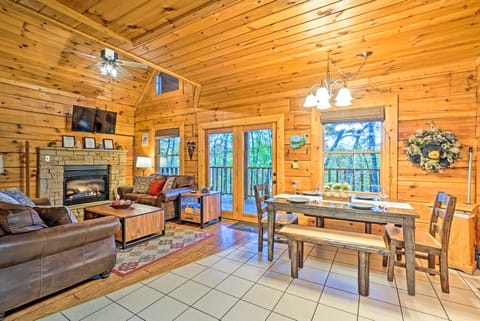 'Grin N Bear It' Cabin w/ Hot Tub + Fire Pit! House in Pigeon Forge