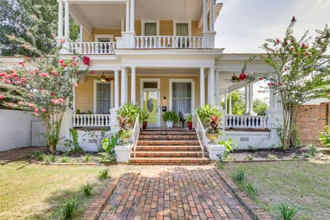 Central Albany Home with Covered Porch & Patio! House in Albany