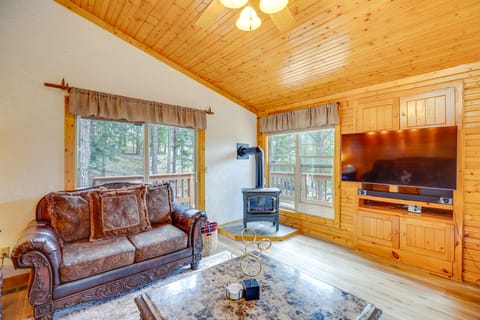 Cozy Home w/ Hot Tub - 11 Mi to Rainbow Falls House in Woodland Park