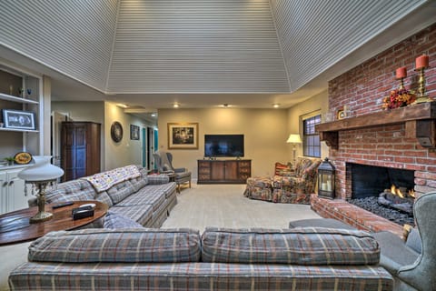 OK City Ranch-Style Home w/ Patio & Fireplace Casa in Oklahoma City