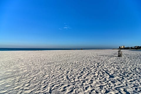 Coastal 'Sea Side' Townhome - Walk to Beach! Condo in Clearwater Beach