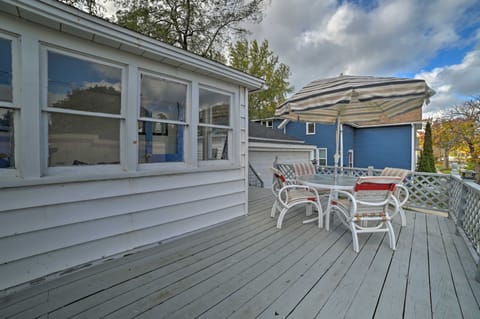 Manistee House w/ Deck, Fire Pit & Sunroom! Haus in Manistee