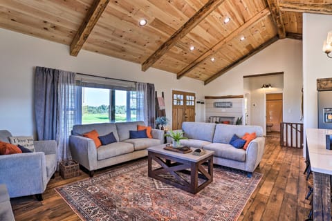 Chic Williamstown Retreat with Pool & Hot Tub! House in Ohio