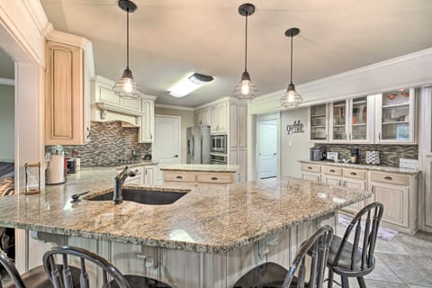Luxe Home w/ Outdoor Kitchen on Lake Hamilton! House in Rockwell