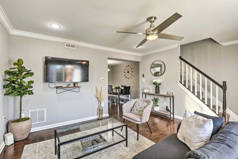 Chic Townhome w/ Deck: 6 Mi to Dtwn Baltimore Copropriété in Baltimore
