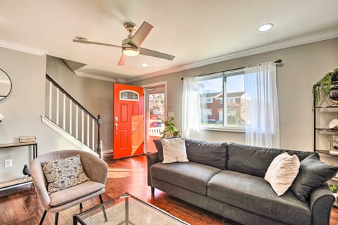 Chic Townhome w/ Deck: 6 Mi to Dtwn Baltimore Copropriété in Baltimore