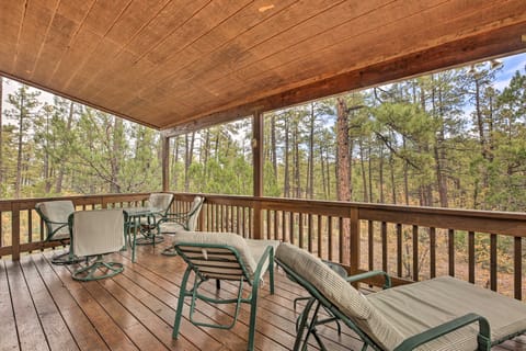 ‘Elk Haven’ Show Low Cabin w/ Views & Game Room! Maison in Show Low