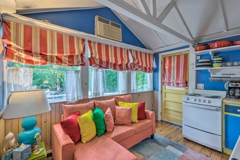 Bright & Colorful East Hampton Home w/ Patio! Maison in Springs