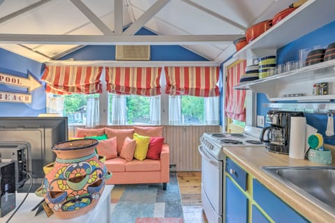 Bright & Colorful East Hampton Home w/ Patio! Casa in Springs