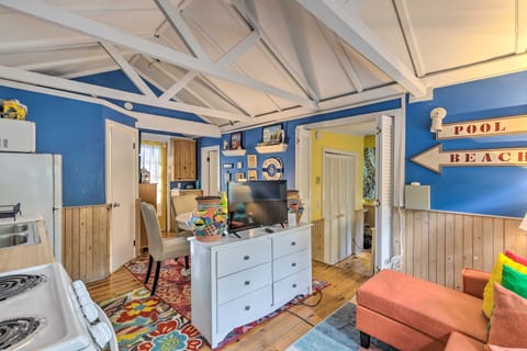Bright & Colorful East Hampton Home w/ Patio! Casa in Springs