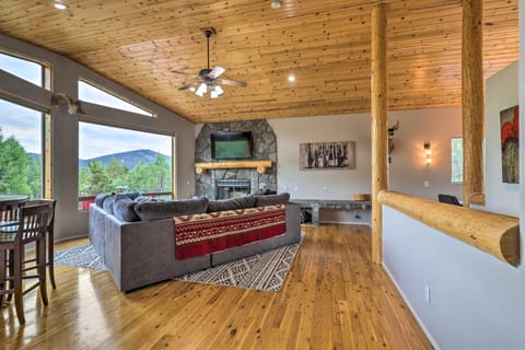 'Elkwood Lodge' Star Valley Cabin w/ Hot Tub House in Gila County