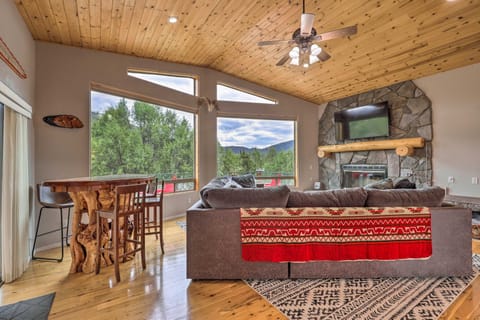 'Elkwood Lodge' Star Valley Cabin w/ Hot Tub House in Gila County