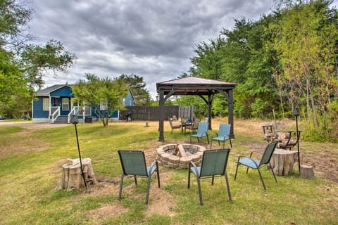 Pottsboro Home w/ Fire Pit  < 1 Mi to Lake Texoma! House in Lake Texoma