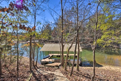 Lovely Lake Hartwell Retreat with Dock & Grill! House in Reed Creek