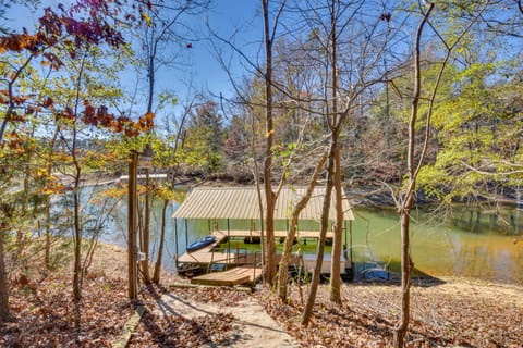 Lovely Lake Hartwell Retreat with Dock & Grill! House in Reed Creek