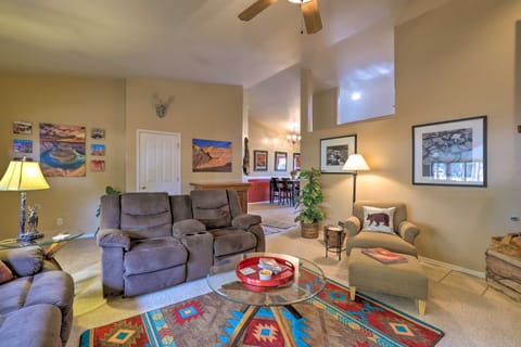 Vibrant Home w/ Patio ~ 60 Miles to Grand Canyon! Casa in Williams