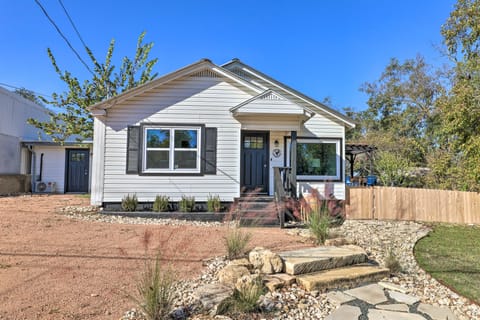 Fredericksburg Getaway w/ Covered Deck & Fire Pit! House in Fredericksburg