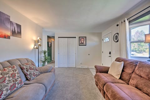 Pet-Friendly Home w/ Private Yard & Ideal Location Casa in Westminster