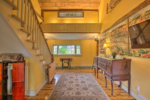 Updated 200-Yr-Old Home w/ Silo Living Space! Maison in Woodbury