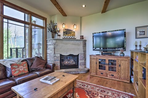 Upscale Ski-In/Ski-Out Escape w/ Deck + Grill Apartment in Telluride